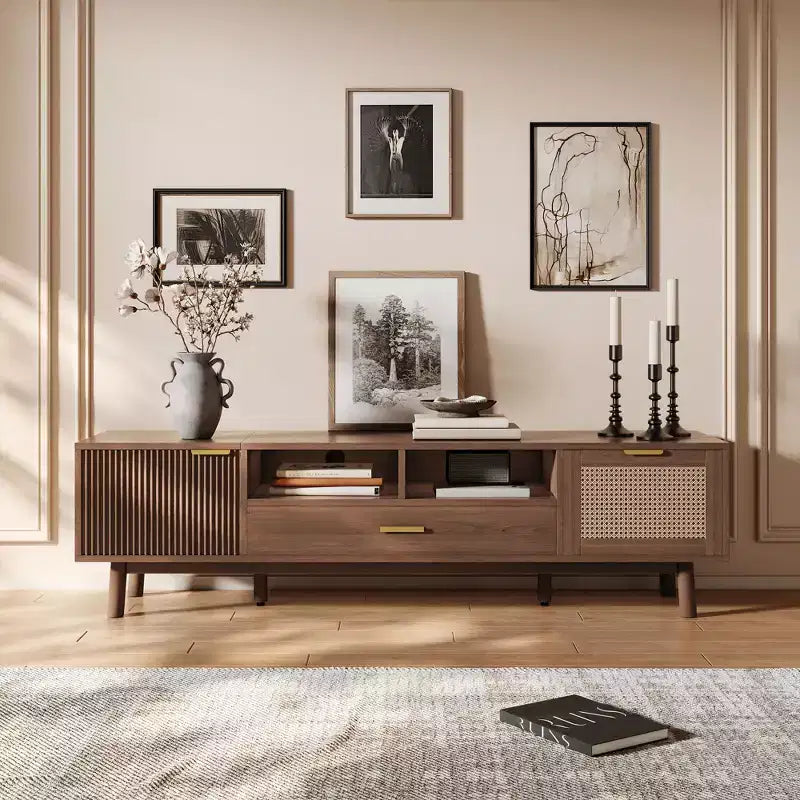 Meuble TV en bois brun de 170 cm pour téléviseurs jusqu'à 75 pouces, avec portes à fermeture douce et porte abattante, pour salon ou chambre à coucher.