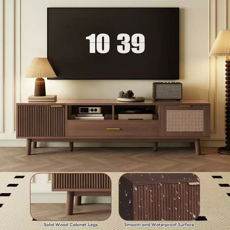 Meuble TV en bois brun de 170 cm pour téléviseurs jusqu'à 75 pouces, avec portes à fermeture douce et porte abattante, pour salon ou chambre à coucher.