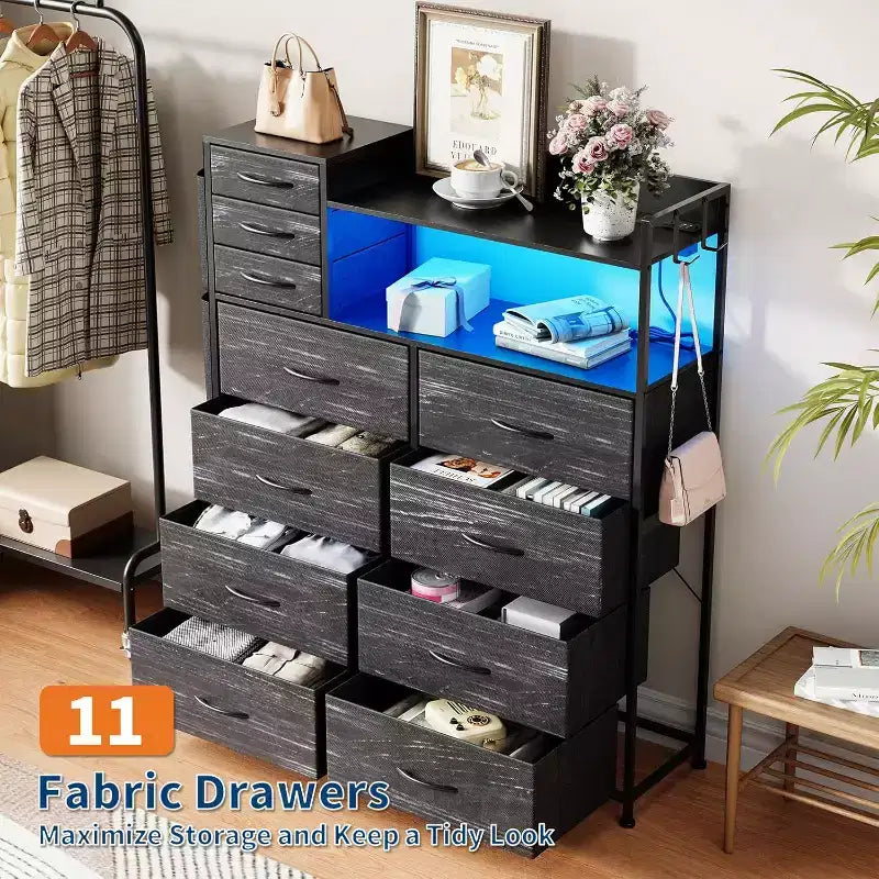 Commode en tissu avec 8+3 tiroirs, lumières LED et station de charge – Comprend des étagères supérieures en bois, 4 poches latérales, des crochets et un cadre en acier robuste